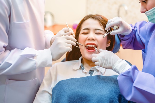 Tooth Extraction FAQ: At What Age Do Wisdom Teeth Come In?